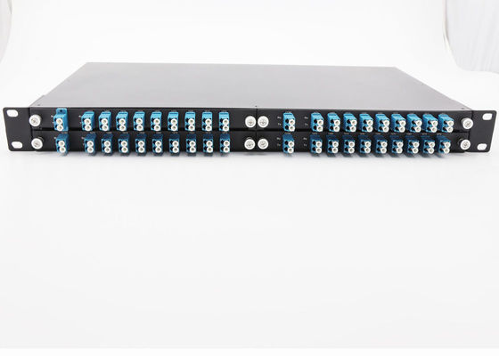 حامل الرف CWDM Mux Demux أربعة في واحد مع UPG Port 1470 - 1610nm الطول الموجي المزود