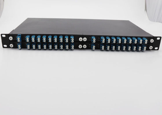 حامل الرف CWDM Mux Demux أربعة في واحد مع UPG Port 1470 - 1610nm الطول الموجي المزود