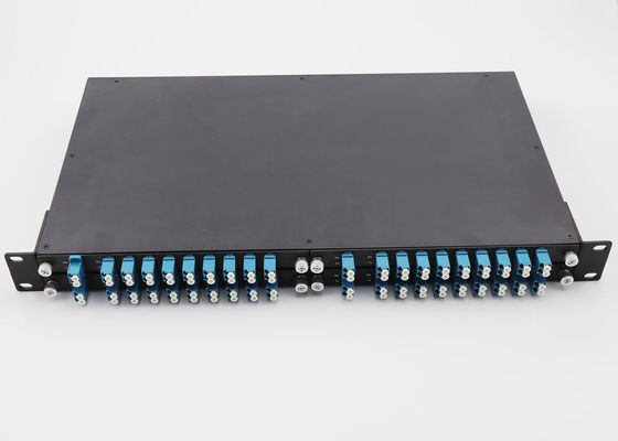 حامل الرف CWDM Mux Demux أربعة في واحد مع UPG Port 1470 - 1610nm الطول الموجي المزود